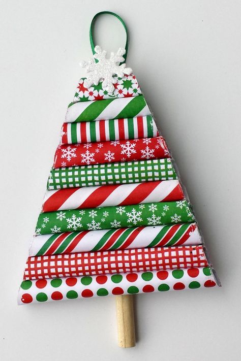 You'll love these pretty, yet simple-to-make, wrapping paper ornaments. This craft is a fun way to use leftover Christmas wrapping paper, and kids can help too. Diy Christmas Wrapping Paper, Diy Christmas Ornaments Rustic, Diy Christmas Paper, Christmas Scrapbook Paper, Wrapping Paper Crafts, Diy Christmas Ornaments Easy, Classic Characters, Paper Christmas Ornaments, Diy Christmas Ornament