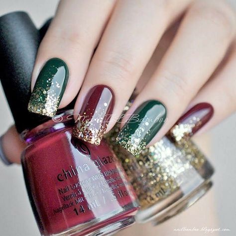 Red and Green alternating nails with gold glitter tips Nail Art Vert, Red And Gold Nails, French Pedicure, Gel Pedicure, Holiday Nails Christmas, Green Nail Art, Winter Nails Acrylic, Nail Colors Winter, Christmas Gel Nails