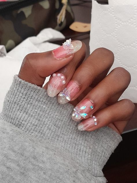 #nails #douyin #douyinnails Aura Blush Nails, Sparkly Jelly Nails, K Pop Nails Design, Jelly Nails With Charms, Short Charm Nails, Japanese Nail Designs Kawaii, Asian Nail Art Korean, Kawaii Nail Art Korean, Short Kawaii Nails