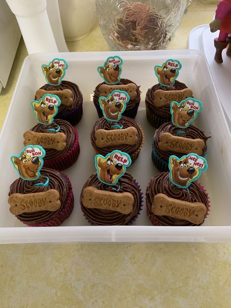 DIY scooby doo cupcakes Scooby Birthday Cake, Scooby Themed Party, Scooby Doo Smash Cake, Scooby Doo 2nd Birthday, Scooby Doo Desserts, Scooby Doo Treats, Scooby Doo 1st Birthday Party Ideas, Scooby Doo Diy Decorations, Scooby Doo Birthday Cake Ideas