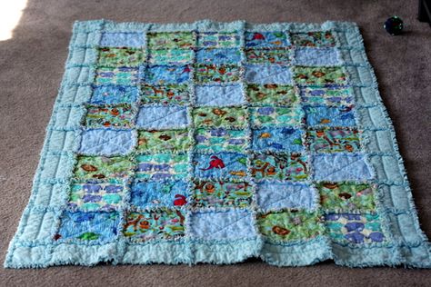 Rag quilt tutorial.  Beautiful. Cow Rag Quilt, Rag Quilt With Border, Rag Quilt Border Ideas, Rag Quilt Patterns Layout, Rag Quilt Patterns Easy, Strip Rag Quilts, Rag Quilt Instructions, Beginner Quilt Tutorial, Rag Quilt Tutorial