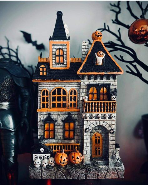 Halloween Haunted House Diy, Haunted Gingerbread House, Haunted House Craft, Halloween Gingerbread House, Halloween Village Display, Halloween Diorama, Haunted House Diy, Scary Halloween Decorations Diy, Halloween Board