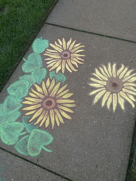 Chalk Flower Art, Sunflower Chalk Art, Bluey Chalk Art, Wet Chalk Art, Sidewalk Chalk Art Ideas Easy, Chalk Sunflower, Chalk Art Flowers, Chalk Flowers, Easy Chalk Drawings