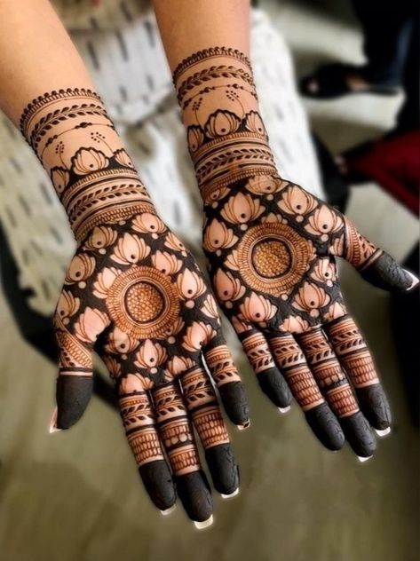 60+ Best & Trending Mehendi Designs For Festive Season 2024 - ShaadiWish Sider Mehendi Designs, Sider Mehndi Design, Trending Mehendi Designs, Trending Mehendi, Mehndi Designs Full Hand, Finger Mehndi Design, Henna Styles, Party Henna, Delicate Hands