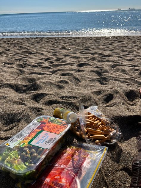 Snacks For Picnic, Solo Beach Day, Solo Date Aesthetic, Solo Picnic, Solo Summer, Hangout Ideas, Beach Snacks, Happy 23rd Birthday, Solo Date