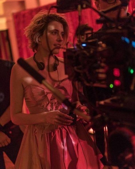 Greta Gerwig Directing, Bedroom Ideas For Women, Women In Their 20s, Female Filmmaker, Female Directors, Greta Gerwig, A Prom Dress, Film School, Lady Bird