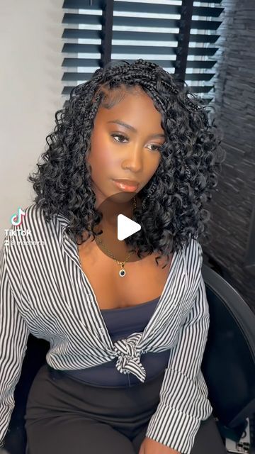 MAÉ HAIR | HUMAN BULK HAIR | NETHERLANDS on Instagram: "Use our water wave curls for the perfect boho bob braids 😻  Bestel via www.maehair.nl.  #stitchbraids #knotlessbraids #softlocs #invisblelocs #islandtwist #atlhairstylist #atlbraider #amsterdambraids #braidersinatlanta #braidersamsterdam #twist #bohotwist #knotlesstwist #passiontwist #braidsnederland #braidsamsterdam #braidsrotterdam #vlechten #vlechtenrotterdam #vlechtenamsterdam #bulkhair #bulkhairextensions #bulkhairnederland #maehairnl #bohobraids #bohemianbraids #braideramsterdam #braidernetherlands #blackgirltiktok #bohobraidsnederland" Boho Bob Hairstyles For Black Women, Knotless Water Wave Braids, Boho Braids Bob Crochet, Pineapple Braids Hairstyles Black, Braid Styles With Human Hair, Bob Boho Box Braids, Boho Braid Bob Braids, Bob Length Boho Braids, Knotless Boho Bob Braids