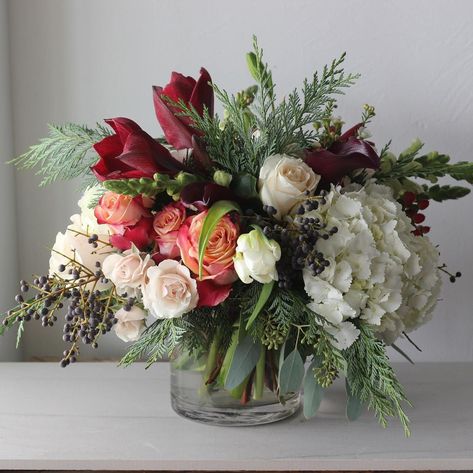 Fleur Aesthetic, Winter Floral Arrangements, Christmas Flower Arrangements, Christmas Floral Arrangements, Flower Vase Arrangements, Flower Arrangements Simple, Church Flowers, Flower Hat, Flower Arrangements Diy