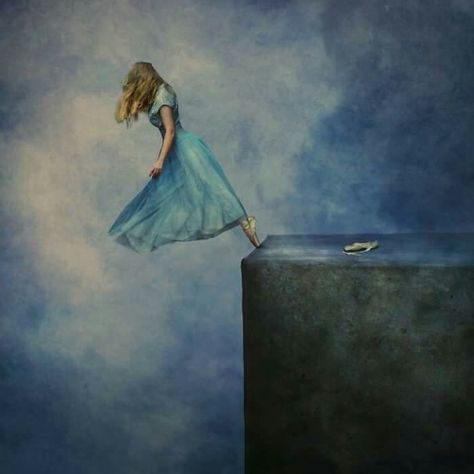 brooke shaden Brooke Shaden, Meaningful Paintings, Arte Inspo, Charcoal Drawing, Pencil Art, Art World, Fine Art Photography, Art Sketches, Surrealism