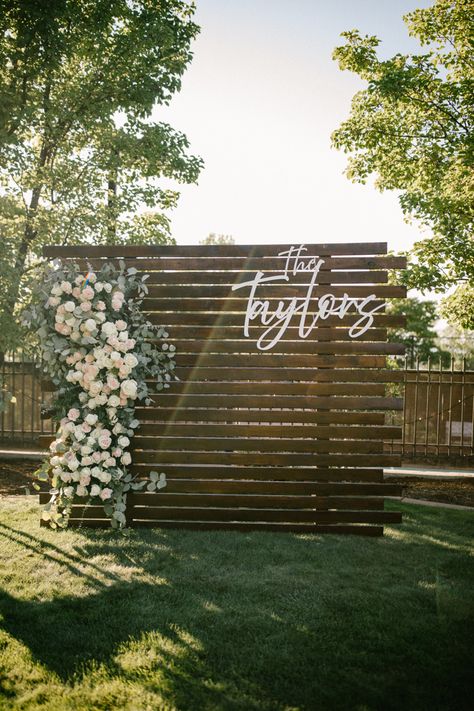 Wood Picture Backdrop, Wood Panel Wedding Backdrop, Outside Wedding Backdrop, Wedding Backdrop Pictures, Outside Photo Backdrop, Shiplap Photo Backdrop, Wedding Guest Photo Backdrop, Wedding Photo Corner, Wooden Photo Backdrop