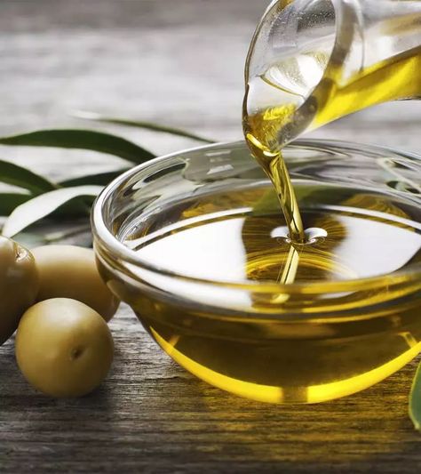 How To Use Olive Oil To Treat Dandruff Mayonnaise Hair Treatments, Jus Tomat, Creme Anti Age, Cooking Oils, Inflammatory Foods, Diet Vegetarian, Colon Cleanse, Cooking Oil, Dandruff