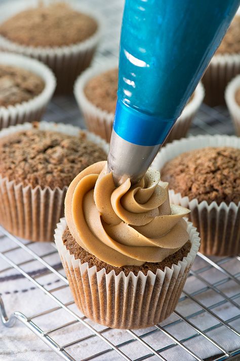 How to make perfect coffee buttercream icing. Ideal for cupcakes, macarons and layer cakes - especially coffee & walnut cake. Coffee Frosting Recipe, Cake Frosting Tips, Coffee Icing, Coffee And Walnut Cake, Coffee Buttercream, Coffee Cupcakes, Torte Cupcake, Frosting Tips, Walnut Cake