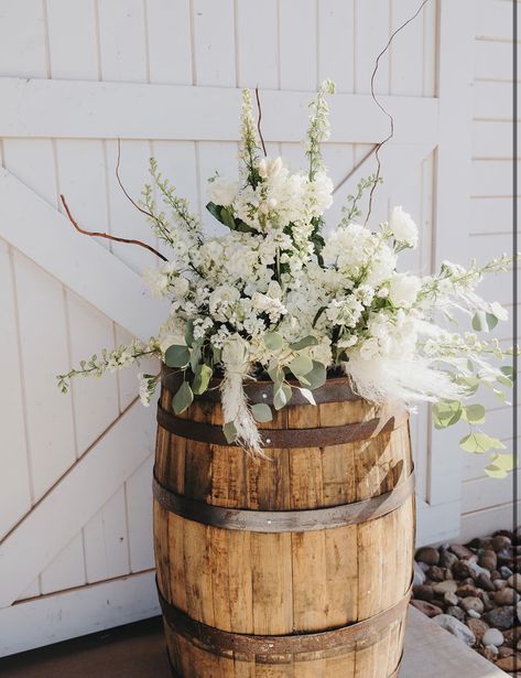 Barrel Decor Ideas Wedding, Whiskey Barrel Wedding Decor, Bonnie Blooms, Wine Barrel Wedding Flowers, Wine Barrel Flowers, Elegant Western Wedding, Wedding Barrel, Weddings 2025, Wine Barrel Wedding Decor