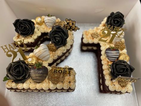 Number Cake Gold And Black, Black And Gold Number Cake, Birthday Number Cupcakes, Sheet Cake For Men, Boyfriend Surprise Birthday, Boyfriend Bday Ideas, 25th Birthday Shoot Ideas, Grad Desserts, 21 Decorations