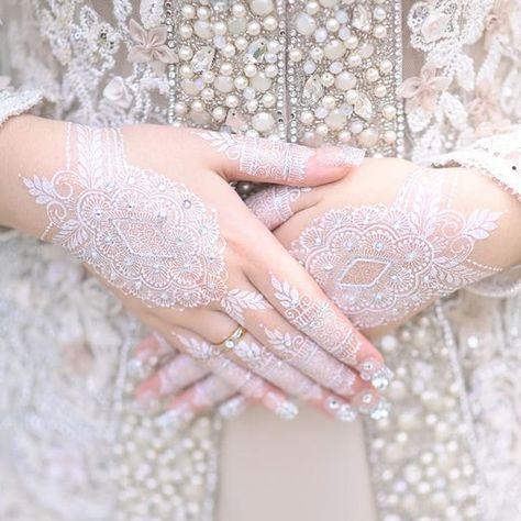 Raisya Aulia Henna di Instagram "Barakallah @faachira Photo by @bgjphoto White henna by @raisyaulia76 Info pl by wa 081290247194 #raisyaulia76 #henna #hennamaroon…" White Wedding Henna, Henna Pengantin, White Henna Designs, Wedding Henna Designs, Henna Pen, Inai Pengantin, Kebaya Wedding, Henna Nails, Finger Henna Designs