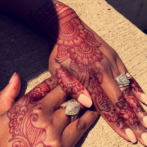 Brown skin with heena ink Henna Designs On Dark Skin, Red Henna Designs On Dark Skin, Red Henna On Dark Skin, Henna On Dark Skin, Brown Henna Tattoo, Hands Images, Nails Sns, Sns Powder, Brown Henna