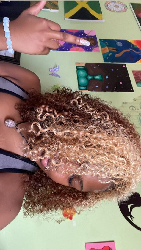 Honey Blonde And Honey Brown Hair, Honey Blonde With Highlights Black Women, Light Skin Hair Dye Ideas, Natural Colors To Dye Hair, Brown And Blonde 4c Hair, Natural Colored Hair For Black Women, Brown And Blonde Hair Dye Ideas, Blonde And Brown Natural Hair, Natural Curly Hair Dye Ideas