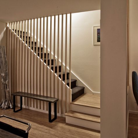 Vertical Wooden Screen Staircase Design Ideas, Pictures, Remodel and Decor Picture Wall Staircase, Banister Remodel, Farmhouse Staircase, Interior Hallway, Hand Railing, Contemporary Staircase, Iron Stair Railing, Stair Remodel, Staircase Decor