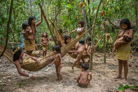 Protected forests in Brazil and Peru hold some of the world’s last remote indigenous groups, increasingly threatened by resource-hungry outsiders. Rainforest Tribes, Brazil People, Tribes Of The World, Amazon Tribe, Amazon Jungle, Jungle Life, Greyhounds Racing, Butterfly Species, History Magazine