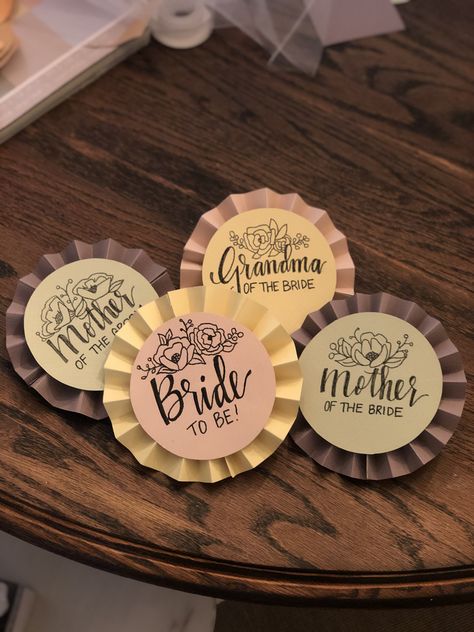 Badges For Farewell, Paper Batch Ideas, Wedding Props Ideas Diy, Bridal Shower Name Tags, Batches Design Ideas, Paper Badges Ideas, Nametags Ideas, Badge Design Ideas Diy, Haldi Ideas