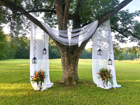 simple & unique outdoor wedding arch at venue in Fayetteville, North Carolina! Simple Yard Wedding Ideas, Simple Park Wedding Ceremony, Altar Decorations Wedding Outdoor, Wedding Tree Backdrop, Weddings In Nature, Outdoor Ceremony Set Up, Wedding In Garden Decoration, Wedding Ceremony Under A Tree, Fall Wedding Trellis Ideas