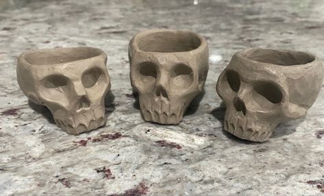 Clay Skull Bowl, Skull Ceramic Sculpture, Clay Skull Ashtray, Skull Bowl Ceramics, Skull Out Of Clay, Edgy Clay Art, Skull Pinch Pot, Clay Skull Ideas, Clay Projects Air Dry