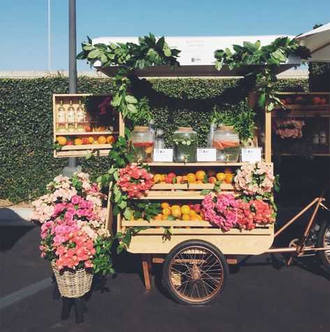 Farmers Market Flower Display Ideas, Caravan Flower Shop, Fruit Cart, Cart With Flowers, Flower Cart Ideas, Cute Flower Shop, Market Cart, Farm Stand Flowers, Flower Stand Ideas