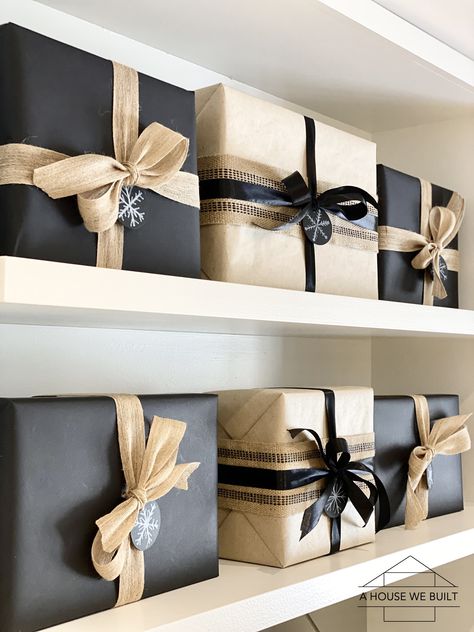 Neutral Christmas Present Wrapping, White Gift Wrapping Ideas For Christmas, Black Presents Wrapping Papers, Black Christmas Gift Wrap, Black And White Christmas Wrapping Ideas, Neutral Christmas Presents, Black And White Christmas Presents, Black Christmas Presents, Wrapping Theme Christmas