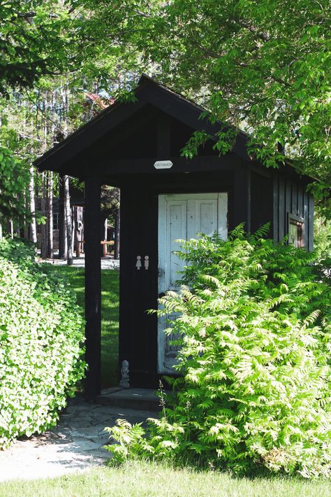 How to build an outhouse. A really pretty one. | DESIGN THE LIFE YOU WANT TO LIVE | www.lynneknowlton.com Build An Outhouse, How To Build An Outhouse, Outhouse Bathroom Ideas, Outhouse Diy, Cute Outhouse, Diy Outhouse, Toilet Layout, Outdoor Urinal, Modern Outhouse