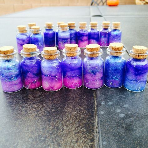 Mini Galaxy in a bottle charms ( done by me) Diy Galaxie, Galaxy In A Bottle, Galaxy Crafts, Galaxy Jar, Galaxy Party, Sistem Solar, Diy Galaxy, Bottle Charms, Wedding Centerpieces Diy