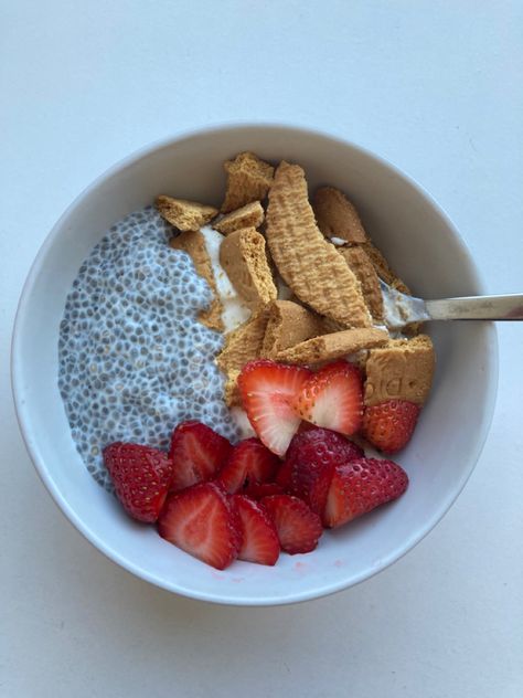 chia pudding. healthy breakfast. aesthetic morning. aesthetic breakfast. greek yogurt. strawberries. that girl. Chia Seed Pudding Aesthetic, Greek Yogurt Aesthetic, Chia Pudding Aesthetic, Chia Pudding Strawberry, Breakfast With Greek Yogurt, Greek Yogurt Pudding, Yogurt And Strawberries, Breakfast Chia Pudding, Chia Yogurt