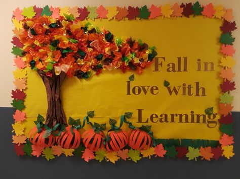 Autumn Display Boards Nursery Babies, Fall Kindergarten Bulletin Board Ideas, Charlie Brown Fall Bulletin Board, Autumn Display Boards, Kindergarten Bulletin Boards, Bee Crafts For Kids, Fall Classroom Decorations, School Kids Crafts, Fall Classroom