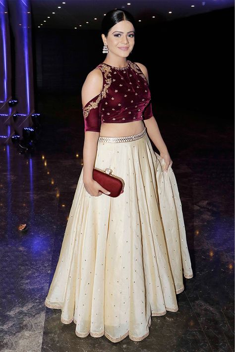 भारतीय दुल्हन संबंधी, डिजाइनर कपड़े, Crop Top Lehenga, Lehnga Dress, Lehenga Blouse Designs, Red Lehenga, Patiala Salwar, Indian Gowns Dresses, Lehenga Blouse