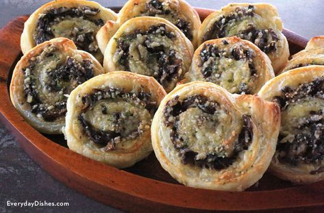 Mushroom Pinwheels, Pinwheel Recipe, Stuffed Mushroom Recipe, Cheese Puff Pastry, Diy Dish, Pinwheel Recipes, Everyday Dishes, Asiago, Best Appetizers