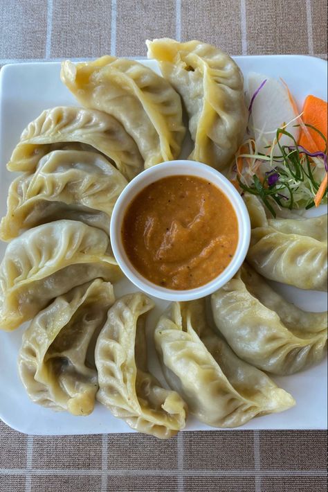 #momo #dumplings #yummy #yumtamtam #tasty #steam #dishes #food #foodvideo #foodphotography #fyp #pinterest #pinit #momo #yumtamtam Momos Photoshoot, Momo Dumplings, Momo Food, Big Snacks, Indian Food Photography, Steam Recipes, Fav Food, Food Aesthetics, Kerala Food