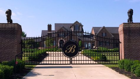 Estate Gates Entrance Ideas, Mansion Gates Entrance, Luxury Gate Entrance, Gated Mansion, Farm Gates Entrance With Name, Country Estate Entrance Gates, Ranch Enterence Gates, Entrance Gates Driveway, Front Gate Design Horse