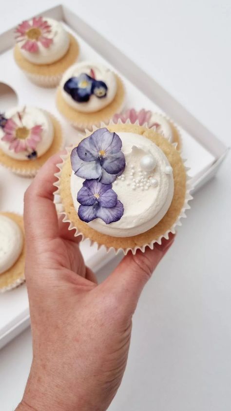 Cupcakes topped with mini violas Cupcake With Butterfly, Simple Elegant Cupcakes, Cupcakes With Edible Flowers, Floral Wedding Cupcakes, Orchid Cupcakes, Mini Cupcakes Wedding, Garden Party Cupcakes, Wildflower Cupcakes, Aesthetic Cupcakes