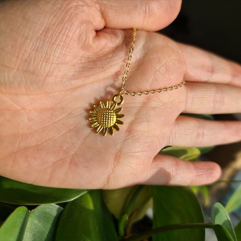 Cute gold sunflower necklace. Perfect as a gift! Flower Necklace Gold, Sunflower Necklace, Necklace Flower, Dainty Chain, Gold Necklaces, Flower Necklace, Necklace Gold, Charm Necklace, Sunflower