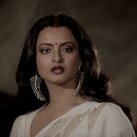 rekha Rekha Aesthetic, Retro Bollywood Fashion, Rekha Actress, Bollywood Makeup, Bollywood Retro, Retro Bollywood, Retro Looks, 90s Bollywood, Bollywood Outfits