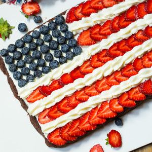 Tomorrow is National Flag Day so I thought I would share this adorable Flag Brownie which not only is a great way to celebrate Flag Day but makes a fun 4th of July dessert. I made a homemade brownie batter, but you could use a brownie mix. You would probably want to use 2 … Patriotic Food, Flag Cake, Patriotic Desserts, July Recipes, Blue Desserts, 4th Of July Desserts, Southern Kitchens, Dessert Party, Fourth Of July Food