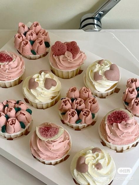 Cupcakes Sweet 16, Pink Cupcakes Aesthetic, Trendy Cupcakes, Aesthetic Cupcakes, Cupcake Aesthetic, Cupcakes Aesthetic, Pink Cupcakes Birthday, Bachelorette Cupcakes, Kids Cupcakes