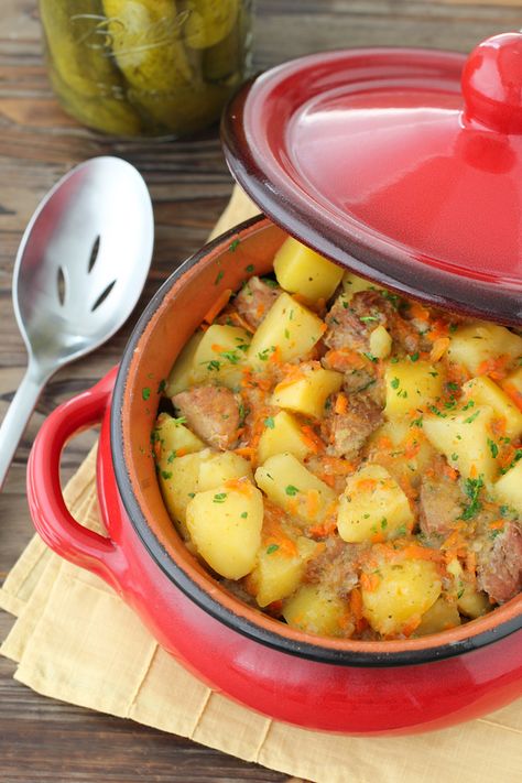 Braised Potatoes Russian, Serbian Potatoes, Russian Potato Recipes, Romain Recipes, Russian Lunch Recipes, Russian Breakfast Recipes, Russian Recipes Dinner, Russian Side Dishes, Meals For 4 People Dinners