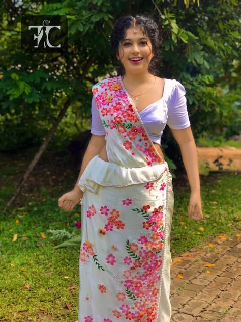 Kandyan Saree, Hand Painted Saree, Mekhela Chador, Painted Saree, Sari Design, Hand Painted Dress, New Saree Blouse Designs, Fabric Painting On Clothes, Lace Wedding Dress With Sleeves