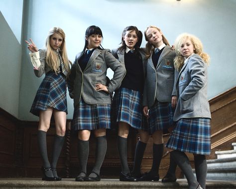 Wild Child Emma Roberts Poppy Moore 2008 still Wild Child Movie, Best School Uniform, Girls Boarding Schools, Natasha Richardson, All Girls School, Film Trailer, Teen Movies, Hockey Sticks, Photoshoot Inspo