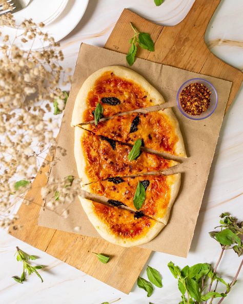 Flatbread Photography, Pizza Shoot, Pizza Pretzel, Pride Photoshoot, Pizza Vegana, Food Photoshoot, Blue Plate, Flatbread Pizza, Flat Lay Photography