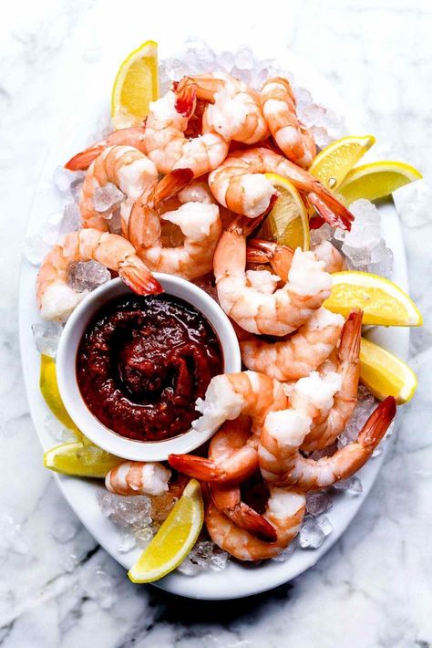 Prawn Platter Presentation, Best Shrimp Cocktail Recipe, Hosting Meals, Easy Shrimp Cocktail, Resep Koktail, Lobster Recipe, Homemade Cocktail Sauce, Cocktail Shrimp Recipes, Football Appetizers