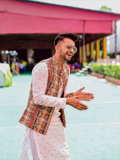 #weddingwear #nehrujacket #traditional #kurta #groom #ethnicwear #menstraditionalwear #indianmenswear #indianwear #indianwedding  #kurtapajama #mensindianwear #menstrend Men Kurta Koti Design, Haldi Kurta Ideas For Men, Wedding Sangeet Dress For Men, White Kurta For Haldi Men, Men Koti Kurta, White Kurta With Nehru Jacket For Men, Dandiya Dress For Men, Mens Koti Design, Men’s Koti