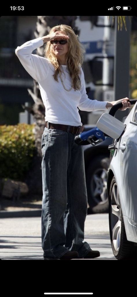 Keira Knightley Street Style 2000s, Baggy Jeans Low Rise, Model Off Duty Style 90s, Off Duty Model, 90’s Outfits, Jeans Low Rise, Meg Ryan, Models Off Duty Style, Black White Outfit