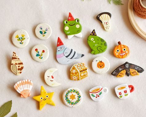 Diy Magnets Clay, Clay Pin Ideas, Diy Clay Magnets, Polymer Clay Charms Diy, Clay Magnet Ideas, Ceramic Pins, Clay Friends, Magnet Ideas, Clay Pins