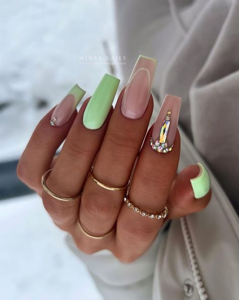 French tip nails have always been a symbol of elegance and sophistication. This classic look is perfect for any occasion, whether you’re attending a wedding or just lounging by the pool. And with coffin nails, you benefit from a modern and edgy twist on this timeless design. Mint Green Nail Design Ideas, Menta Nails, Mint Green Nails, August Nails, Wedding Nails Glitter, Green Nail Designs, Nail Art For Beginners, Heart Nail Art, Vert Turquoise